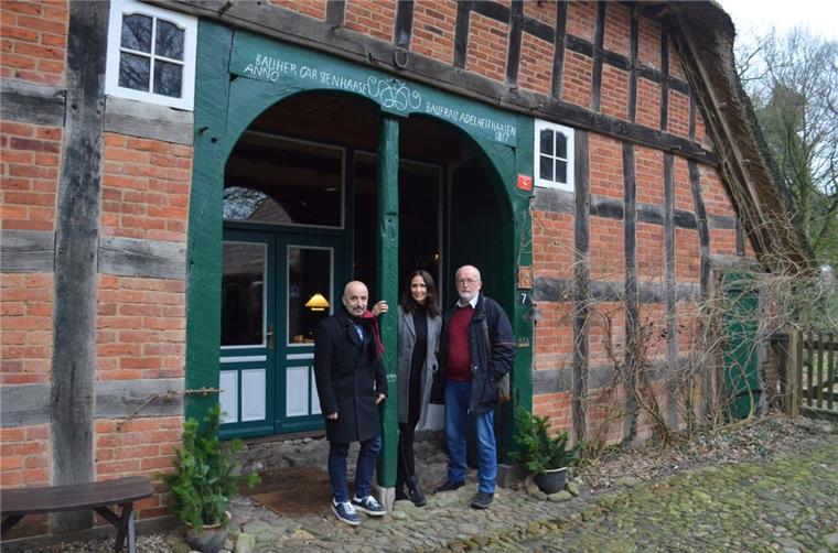  Regisseur Sandro Giampieto, Schauspielerin Heidi Jürgens und Autor Günter Ihmels besichtigen den Drehort.