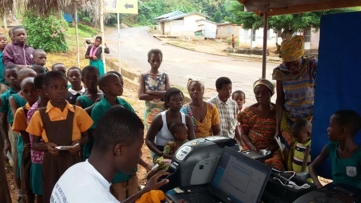Früherer Abbehauser Pastor hat in Ghana neue Heimat gefunden Registrierung bei der Krankenversicherung. Nordenhamer Sponsoren zahlen die Basis-Krankenversicherung für die Menschen in drei Dörfern in Ghana.