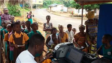 Registrierung bei der Krankenversicherung. Nordenhamer Sponsoren zahlen die Basis-Krankenversicherung für die Menschen in drei Dörfern in Ghana.