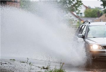 Regnet es in Loxstedt besonders stark, stehen auch im Gemeindegebiet – hier ein Symbolfoto – immer wieder Straßen und Grundstücke unter Wasser.