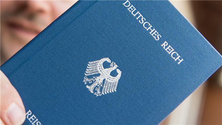Reichsbürger sehen sich als Bürger des nicht mehr existenten Deutschen Reichs an. Sie missachten die Bundesrepublik Deutschland und ihre demokratischen Institutionen.