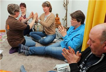 Reiki hat immer etwas mit Energie zu tun: Bei dieser Übung sollen die Teilnehmer ihre Energie spüren.