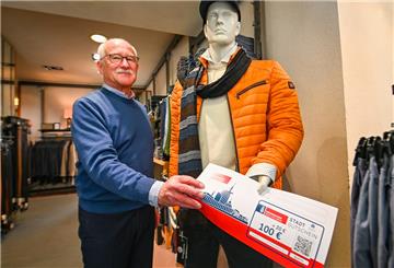 Rein ins Shoppingvergnügen. Auch beim Herrenausstatter Claus von der Heide kann man den Stadtgutschein einlösen.