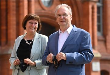 Reiner Haseloff (CDU) - hier mit seiner Ehefrau Gabriele - darf sich als Wahlsieger feiern lassen.