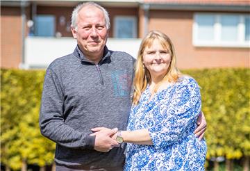 Reingard Jacob-Busse (51) und Bernd Busse (61) sind sich sicher: Von ihrer Hochzeit in Corona-Zeiten werden sie noch lange erzählen.