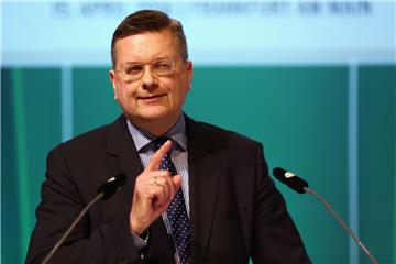 Reinhard Grindel ist am Freitag zum neuen DFB-Präsidenten gewählt worden. Foto Grimm/dpa 