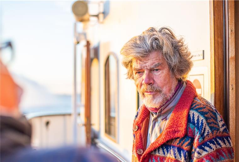 Bergsteiger-Legende Reinhold Messner begrüßt „Polarstern“ Reinhold Messner kam auf Einladung des AWI, um die Rückkehr der „Polarstern“ zu verfolgen.