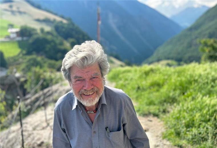 Die Bergsteiger-Legende wird 80 Reinhold Messner steht vor seinem Schloss Juval.
