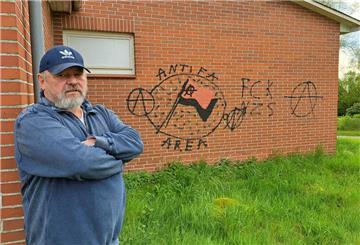 Reinhold Wohltmann, Vorsitzender des TSV Uthlede, ärgert sich über den Vandalismus am Vereinsheim. 