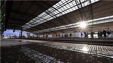 Reisende warten auf einen Zug im Hauptbahnhof.