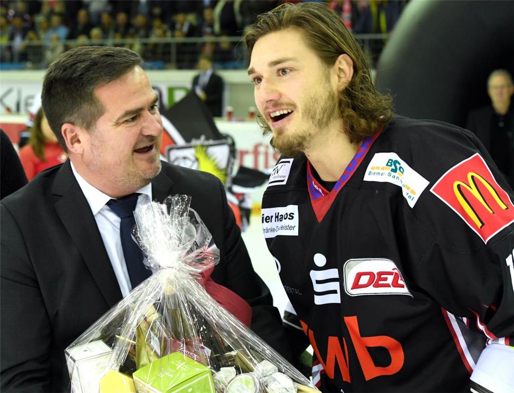 Rekord: Hauke Hasselbring, Geschäftsführer der Fischtown Pinguins, beschenkt Dej...