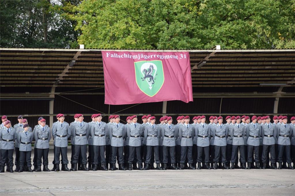 Rekruten des Fallschirmjägerregiments 31 aus Seedorf. 