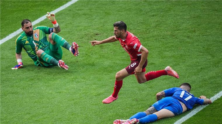 Remo Freuler (M.) brachte die Schweiz in der ersten Halbzeit in Führung.