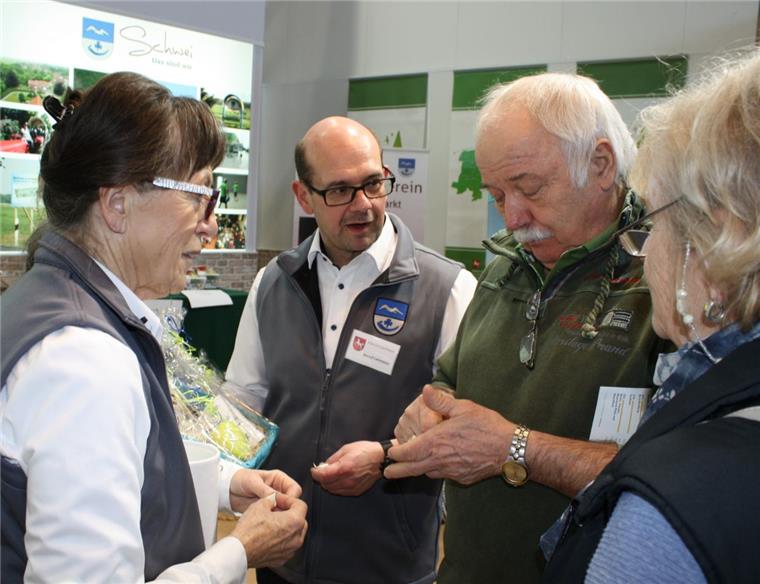 Renate Duhm und Bernd Lehmann (von links) im Gespräch mit Besuchern der Grünen Woche. Die Schweier machten viel Werbung für den Ort, die Gemeinde und für die Wesermarsch.