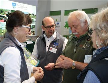 Renate Duhm und Bernd Lehmann (von links) im Gespräch mit Besuchern der Grünen Woche. Die Schweier machten viel Werbung für den Ort, die Gemeinde und für die Wesermarsch.