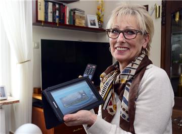 Renate Mangels’ Tablet zeigt dunkle Wolken an. Doch trübe sind nicht nur die Wetteraussichten, trübe ist auch Mangels selbst zumute, wenn sie an ihre Probleme mit der Internetverbindung denkt.  