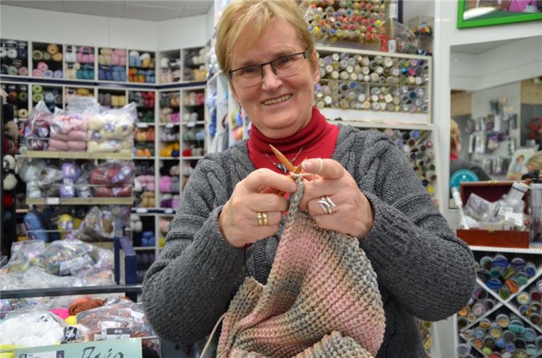 Renate Raehse genießt in ihrem Laden Filati vor allem die täglichen Strickrunden mit ihren Kunden. Vor 25 Jahren hat sie das Geschäft in der Schillerstraße übernommen. 