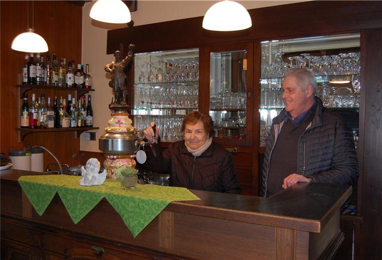 Renate Schröder und Jürgen Stoffers am Tresen der Gaststätte. Seit 40 Jahren betreiben sie das Gasthaus. Bis Ende März wollen sie weitermachen. Sie suchen einen Nachfolger für den Traditionsbetrieb.