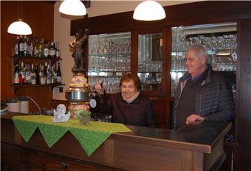 Renate Schröder und Jürgen Stoffers am Tresen der Gaststätte. Seit 40 Jahren betreiben sie das Gasthaus. Bis Ende März wollen sie weitermachen. Sie suchen einen Nachfolger für den Traditionsbetrieb.