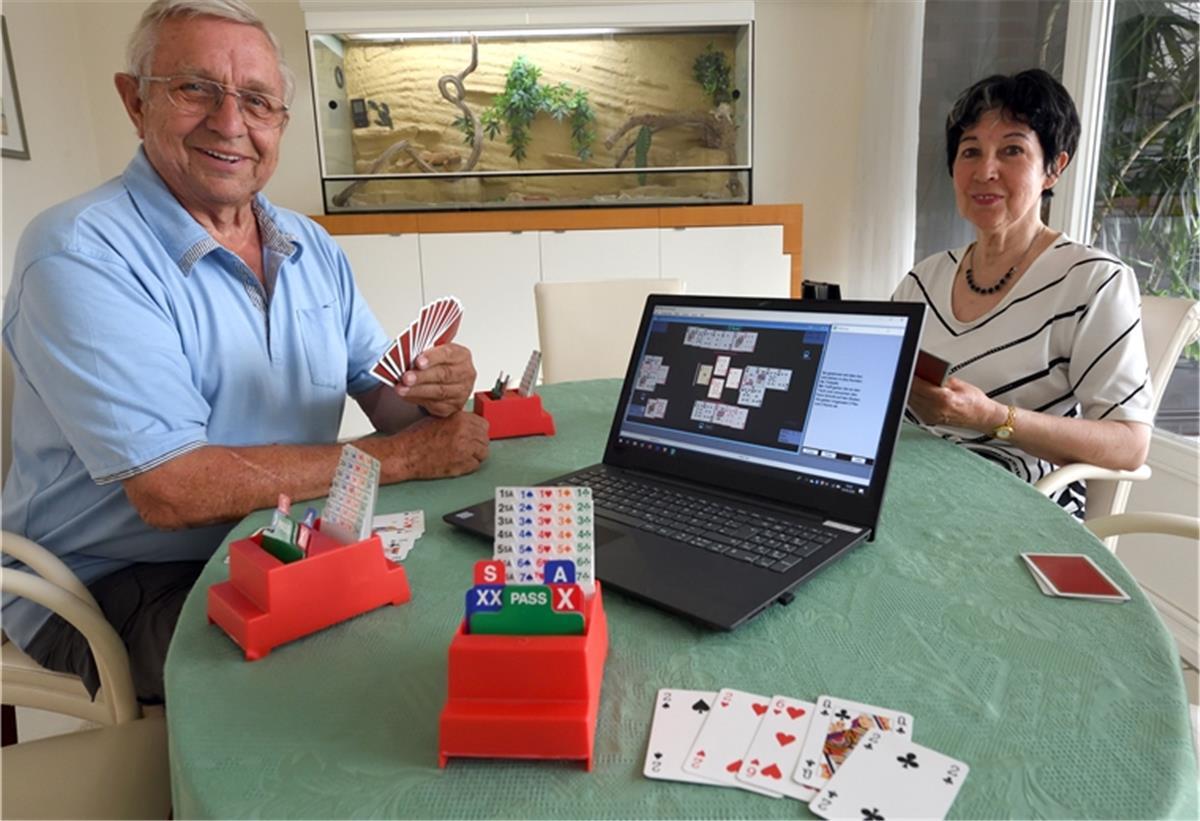 Bremerhavener bringt „Bridge“-Spieler ins Internet Renate und Peter Behrens bringen Bridgespieler in Corona-Zeiten online zusammen. Sie organisieren Partien im Internet für eine größere Gemeinschaft in der Region.