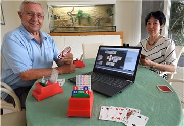 Renate und Peter Behrens bringen Bridgespieler in Corona-Zeiten online zusammen. Sie organisieren Partien im Internet für eine größere Gemeinschaft in der Region.