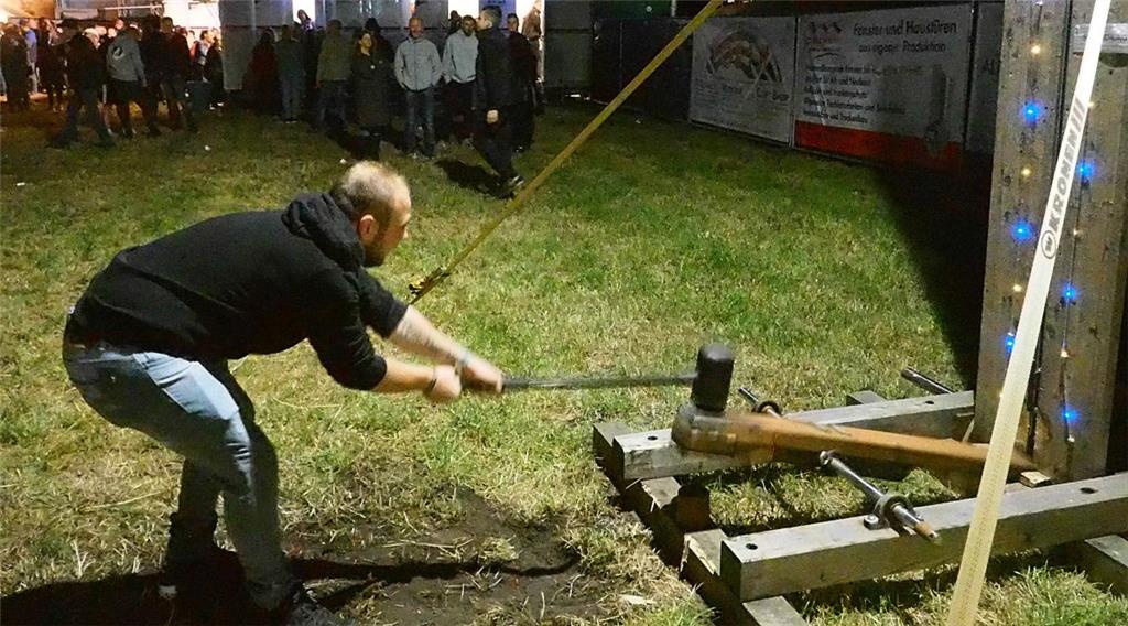 René aus Bremerhaven-Wulsdorf haut gerade den Lukas mit voller Wucht.  Gleich ra...