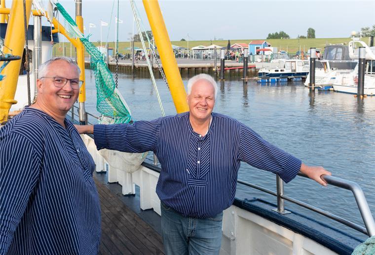 Wremen: Touristenfahrten statt Krabbenfischen René (links) und Olaf Schmidt aus Wremen sind zwei echte Küstenkerle mit Seemannsblut und einem Kutter namens „Claudia“.
