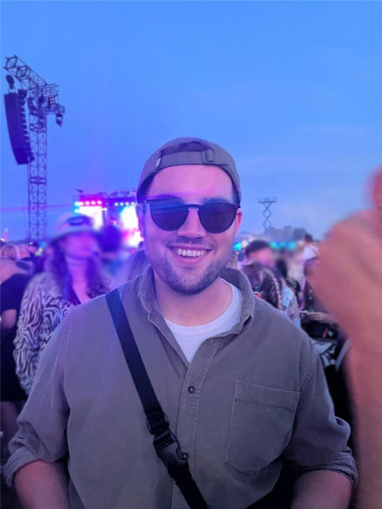 Renke Ostermann bei einem Konzert des Deichbrand-Festivals im vergangenen Jahr, kurz nachdem er sich bei der DKMS registriert hat.