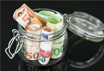 Rollen aus Fünfzig-Euro-Geldscheinen und Hundert-Euro-Geldscheinen stecken in einem Glas mit Bügelverschluss