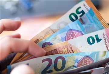 Eine Geldbörse mit mehrere Euroscheinen. 2025 gibt es wichtige Zuschüsse zur Rente, die Betroffene kennen sollten. 