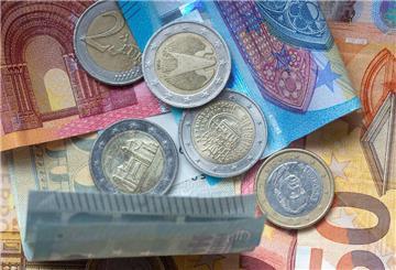 Euro-Münzen und Banknoten liegen aufeinander. Ein neues Urteil zur Witwenrente sorgt dafür, dass Tausende Deutsche viel Geld nachzahlen müssen.