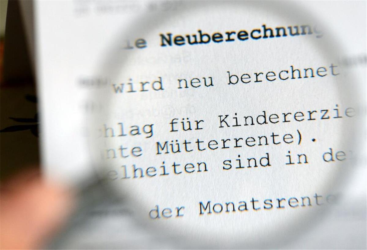 Fehler im Rentenbescheid? So legen Sie richtig Widerspruch ein Auf einem Rentenbescheid steht das Wort Mütterrente.