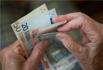 Sichtlich gealterte Hände zählen Geld-Scheine.  Rentenplus ab Juli: Für viele bedeutet die Erhöhung nur ein kleines Extra – besonders Frauen bleiben weiter vom Existenzminimum entfernt.