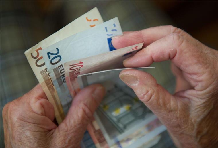 Unterbrechung der Auszahlung droht! Wichtige Frist für Rentner läuft im Oktober aus Eine Rentnerin zählt Geld.