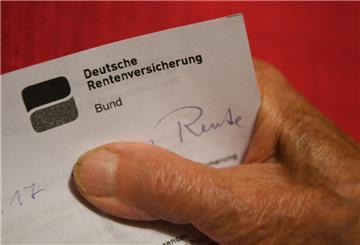 Eine Hand hält einen Brief der Deutschen Rentenversicherung. Rentner aufgepasst: Ein Antrag für Rentenzuschuss kann Hunderte Euro jährlich sparen.