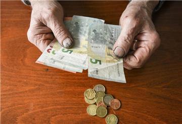 Eine ältere Person hält einige Euroscheine in die Kamera. Ein wenig bekannter Zuschuss verspricht zahlreichen Rentnern 38 Euro extra pro Monat. 