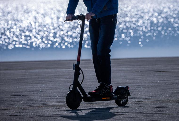 84-Jährige stirbt nach E-Scooter-Unfall Nach einem Zusammenstoß mit einem E-Scooter auf einem Parkplatz ist eine 84-Jährige gestorben. Die mutmaßliche Fahrerin: ein 15-jähriges Mädchen.
