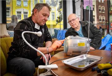 Repair-Café in der "Alten Bürger" 212. Jürgen Hofrichter (links) repariert für Wolfgang Tetzlaff das Radio.
