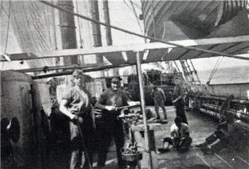 Reparaaturarbeiten an Bord eines Schoners wie dem Robbenfänger "Ghost", dem Schiff des Romanhelden Wolf Larsen.