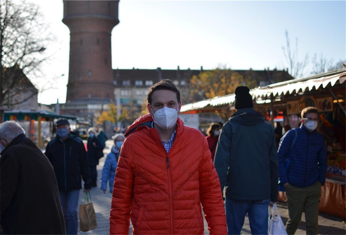 Reporter Jens Gehrke schaut sich auf dem Wochenmarkt in Geestemünde um, ob er Maskenmuffel entdeckt.