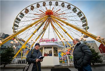 Reporterin Maike Wessolowski fährt trotz Höhenangst mit Otfried Hanstein in dessen Europa-Riesenrad auf dem Theodor-Heuss-Platz.
