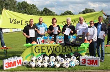 Repräsentanten des Fußballkreises Bremerhaven, des Ausrichters SFL und des Sponsors präsentierten zum Start die Preise, die es beim achttägigen Turnier um den Gewoba-Cup zu gewinnen gibt. Theuring