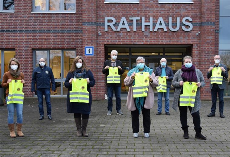 Repräsentantinnen von vier Kindergärten (vorne) aus der Samtgemeinde Selsingen nahmen die Warnwesten stellvertretend entgegen vom Lions Club Zeven.
