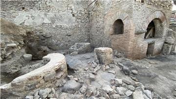 Reste einer etwa 2000 Jahre alten Gefängnisbäckerei, die auf dem Gelände der antiken Stadt Pompeji entdeckt wurden.