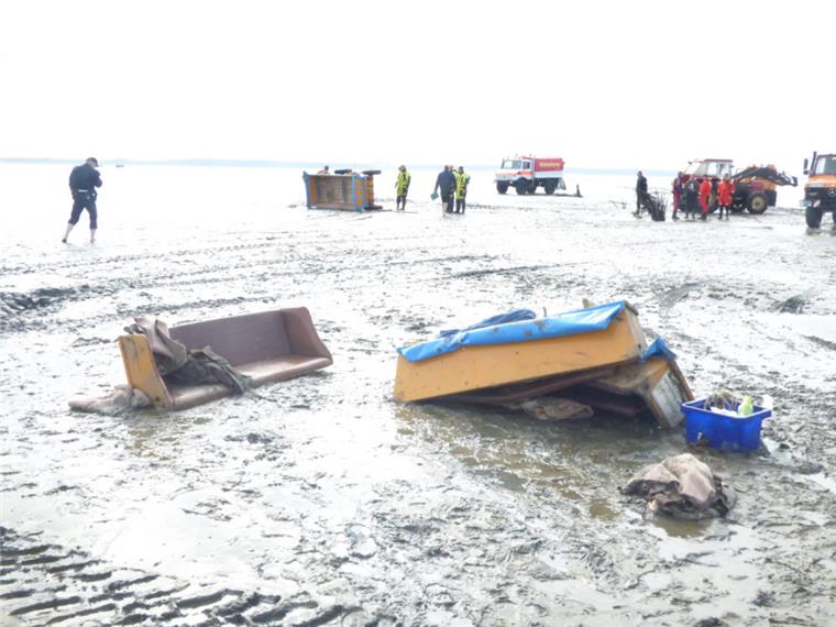 Reste einer Pferdekutsche liegen nach einem Unfall auf dem Wattboden. Beim Unfall einer Pferdekutsche im Wattenmeer vor der Insel Neuwerk sind am Mittwoch. 4. September, zwei Insassen schwer verletzt worden. 