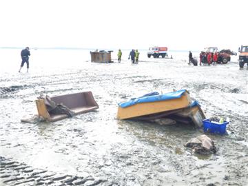 Reste einer Pferdekutsche liegen nach einem Unfall auf dem Wattboden. Beim Unfall einer Pferdekutsche im Wattenmeer vor der Insel Neuwerk sind am Mittwoch. 4. September, zwei Insassen schwer verletzt worden. 