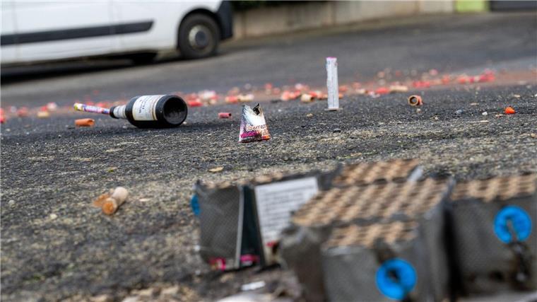 Reste vom Feste: Auf einer Straße liegen abgebrannte Böller und Raketen.