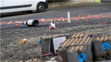 Reste vom Feste: Auf einer Straße liegen abgebrannte Böller und Raketen.