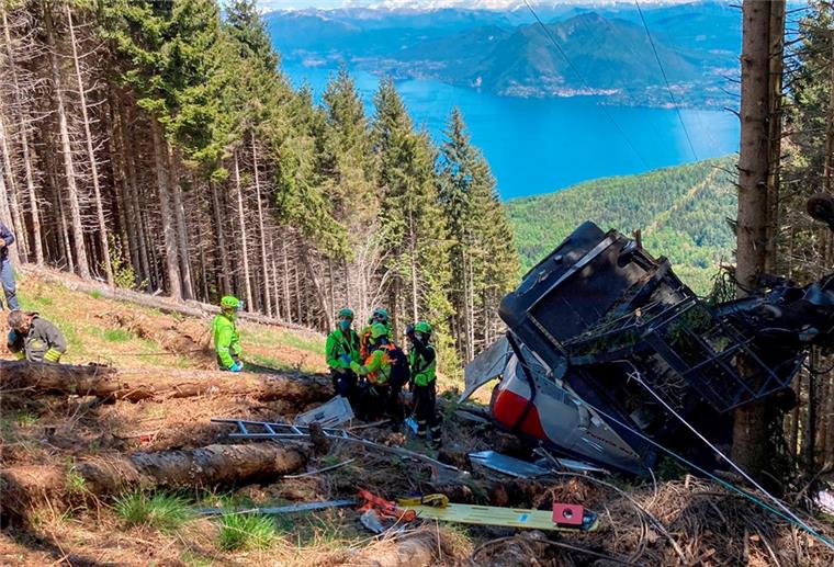 Italien: Jetzt 14 Tote nach Seilbahn-Unglück Retter arbeiten am Wrack der Gondel, die bei Stresa abgestürzt ist.