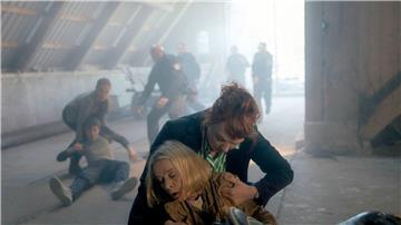 Rettung in letzter Sekunde: Melly Böwe (Lina Beckmann, r) und Evelyn Sonntag (Judith Engel, l) in einer Szene vom „Polizeiruf 110: Nur Gespenster“.